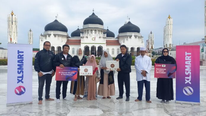 Director & Chief People Officer XLSMART, Jeremiah Ratadhi, (kedua dari kiri) saat Penyerahan Wakaf Al-Quran yang dilaksanakan di halaman Masjid Raya Baiturrahman, Jl. Moh. Jam No.1, Kp. Baru, Kec. Baiturrahman, Kota Banda Aceh, Aceh. Jum’at (20/6).