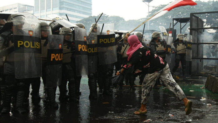 68b049238bc21-aksi-emak-emak-maju-sendirian-ke-depan-barisan-polisi-saat-ricuh-massa-aksi-demo-di-depan-gedung-dpr-kamis-288_1265_711