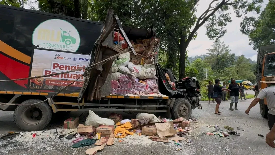 Truk Pengangkut Bantuan PWM DKI Kecelakaan di Padang, Sopir Patah Tulang