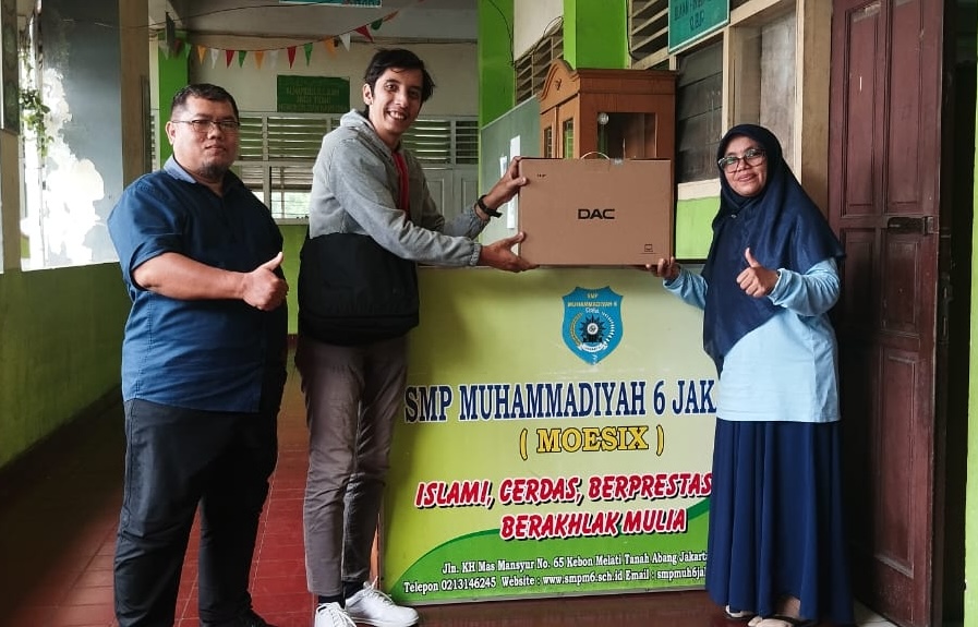 SMP Muhammadiyah 6 Jakarta Terima Bantuan Laptop dari Kemendikdasmen