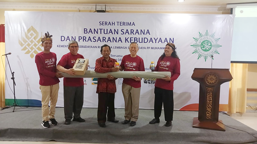 Muhammadiyah–Kemenbud Salurkan Sarana Kesenian untuk Seniman Jalanan