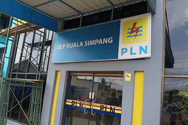 Kantor PLN Kuala Simpang. Foto: DH